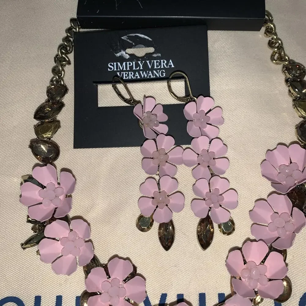 Simply Vera Wang 3D White Flower Statement‎ Necklace And Earrings Brand New